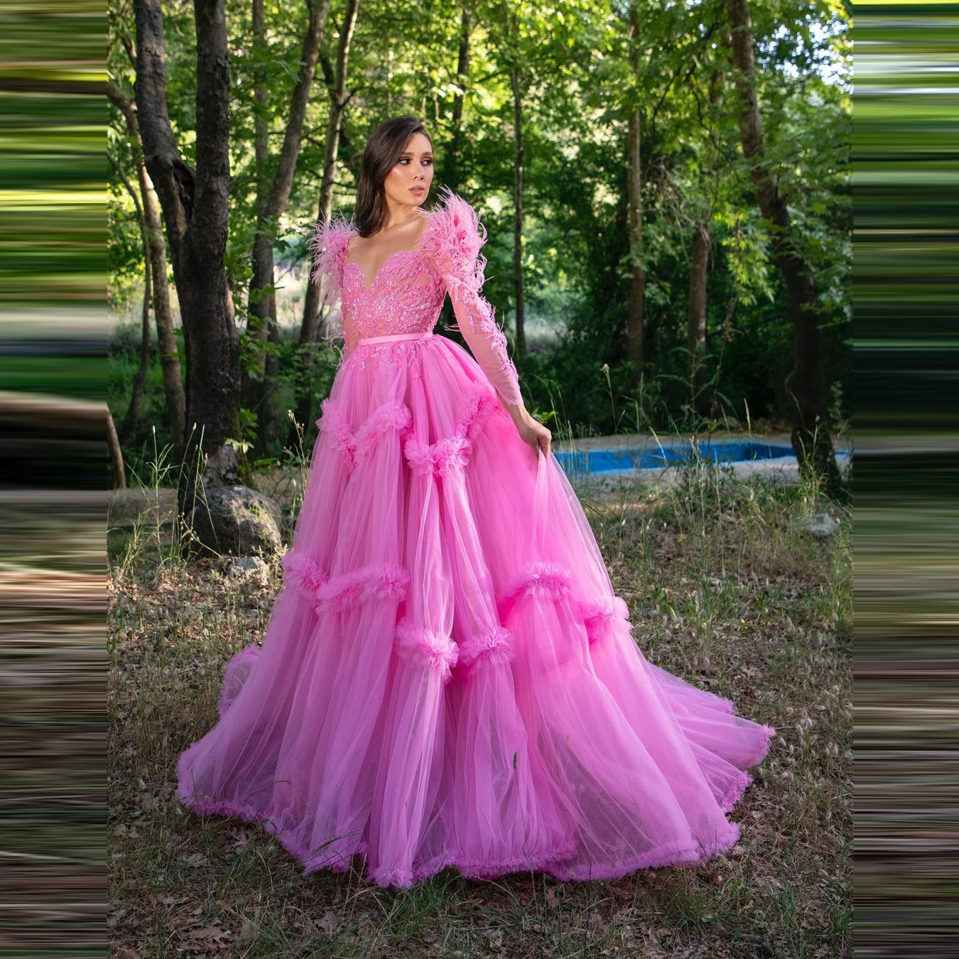 สีชมพูร้อนดูไบพรหม Ball Gown แขนยาว Feathers Sweetheart Ruffles Soft Tulle ชุดราตรีอย่างเป็นทางการ