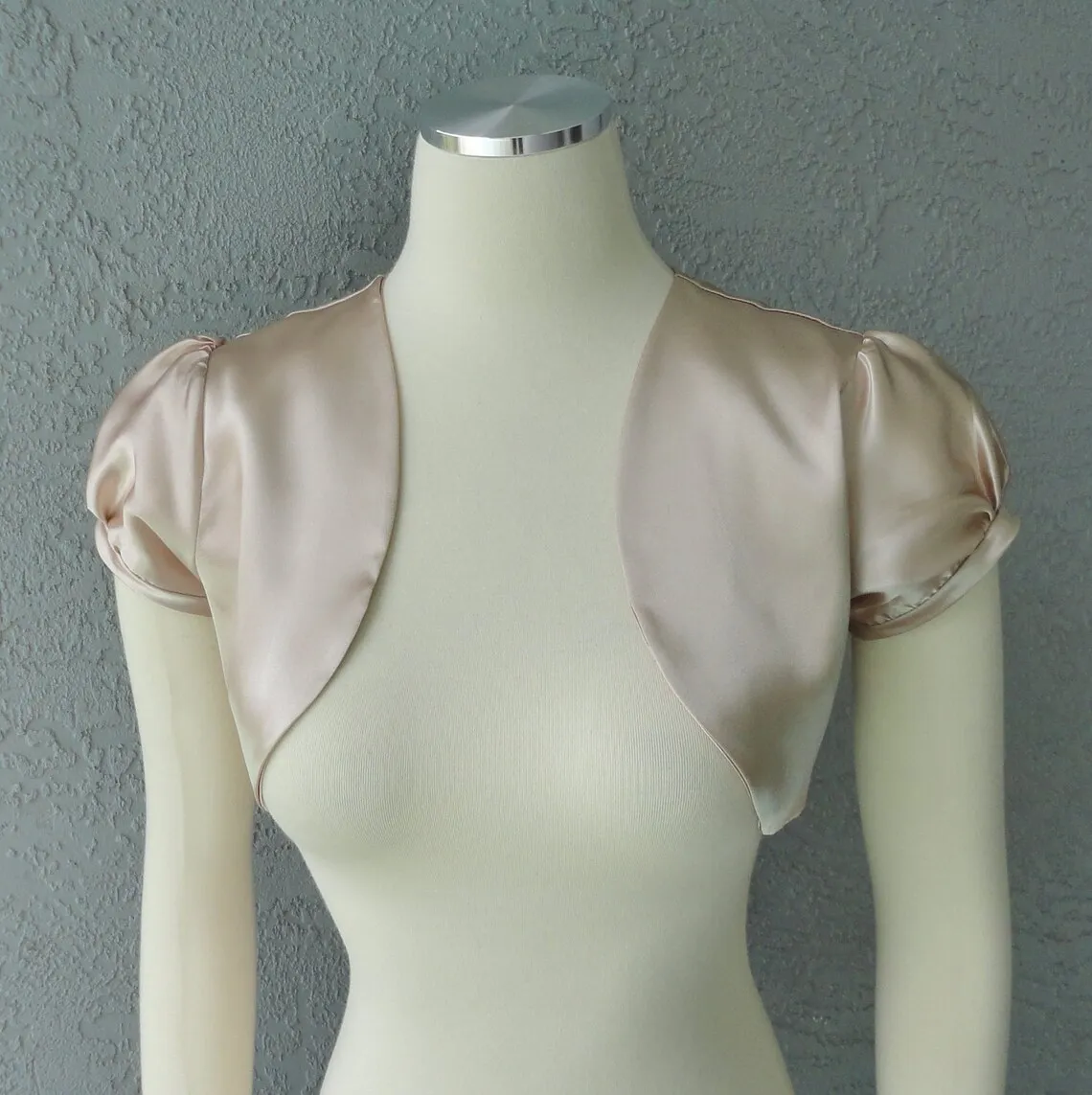 Champagner Farbe Satin Bolero Shrug Hochzeit Jacken 2023 Kappe Puffy Kurzen Ärmeln auf Bestellung Alle Größen Alle Farben Verfügbar