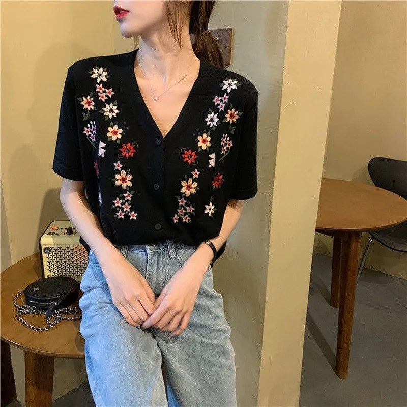 T-shirts Women Embroidery All-match Summer V-Neck Leisure Simple Korean Style Tees Students Retro Comfortable Fashion Knitwear