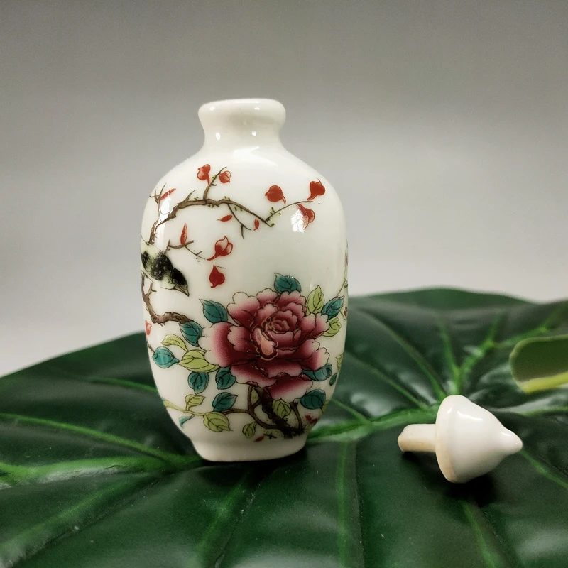 Exquisite Chinese Classical Flowers and Birds Porcelain Collection Home Decoration Snuff Bottle