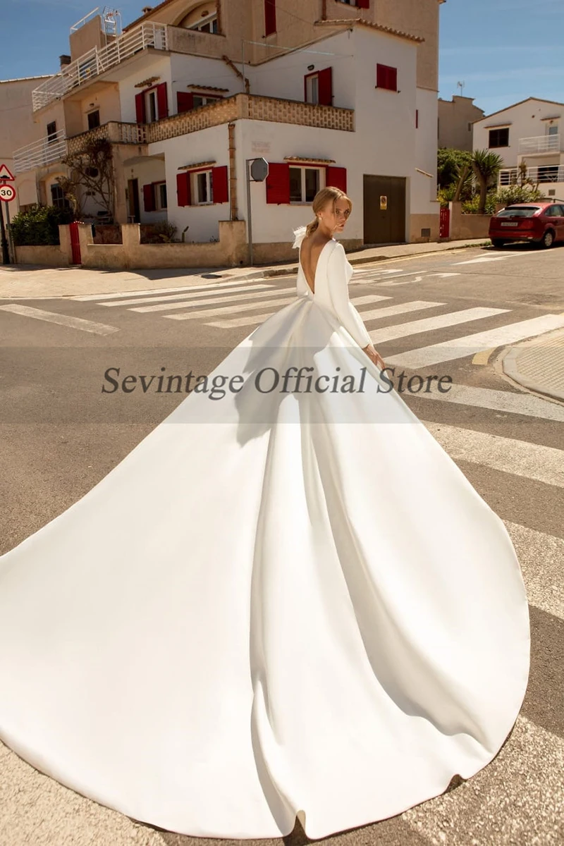 Sevintage Eenvoudige Lange Mouwen Satin Wedding Dresses Hof Trein Ruglooze Bruidsjurken Veren Strand Bruid Party Jurken