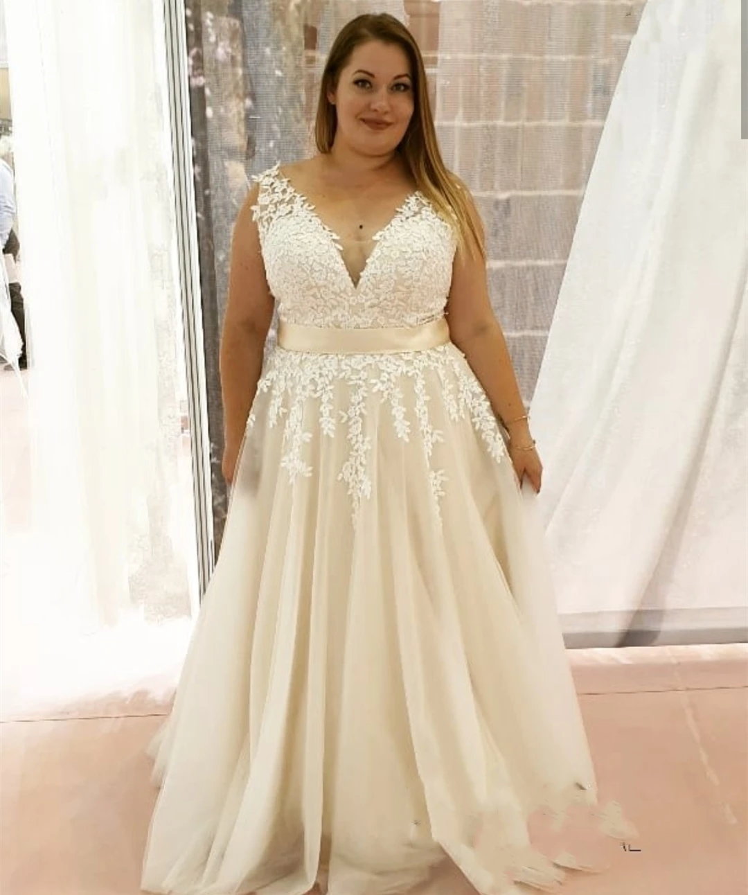 Robe de mariée Champagne grande taille, sur mesure, sans manches, col en v, coupe trapèze, Appliques en dentelle, magnifique pour les grandes tailles, 2021