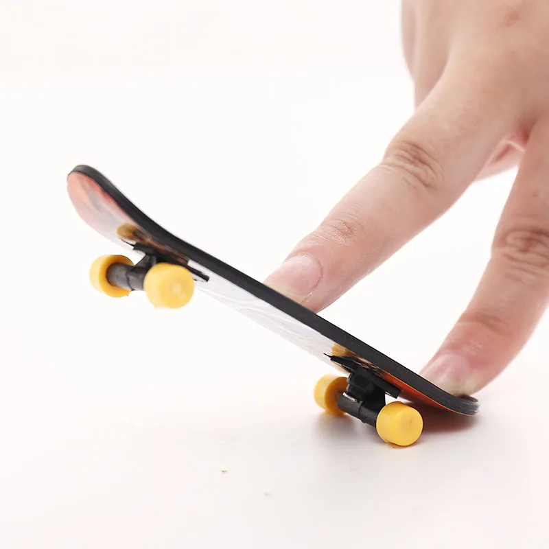 Creativo Mini Finger Skateboard bambini punta delle dita sport Finger Skate Scooter Skateboard in plastica per regalo per bambini