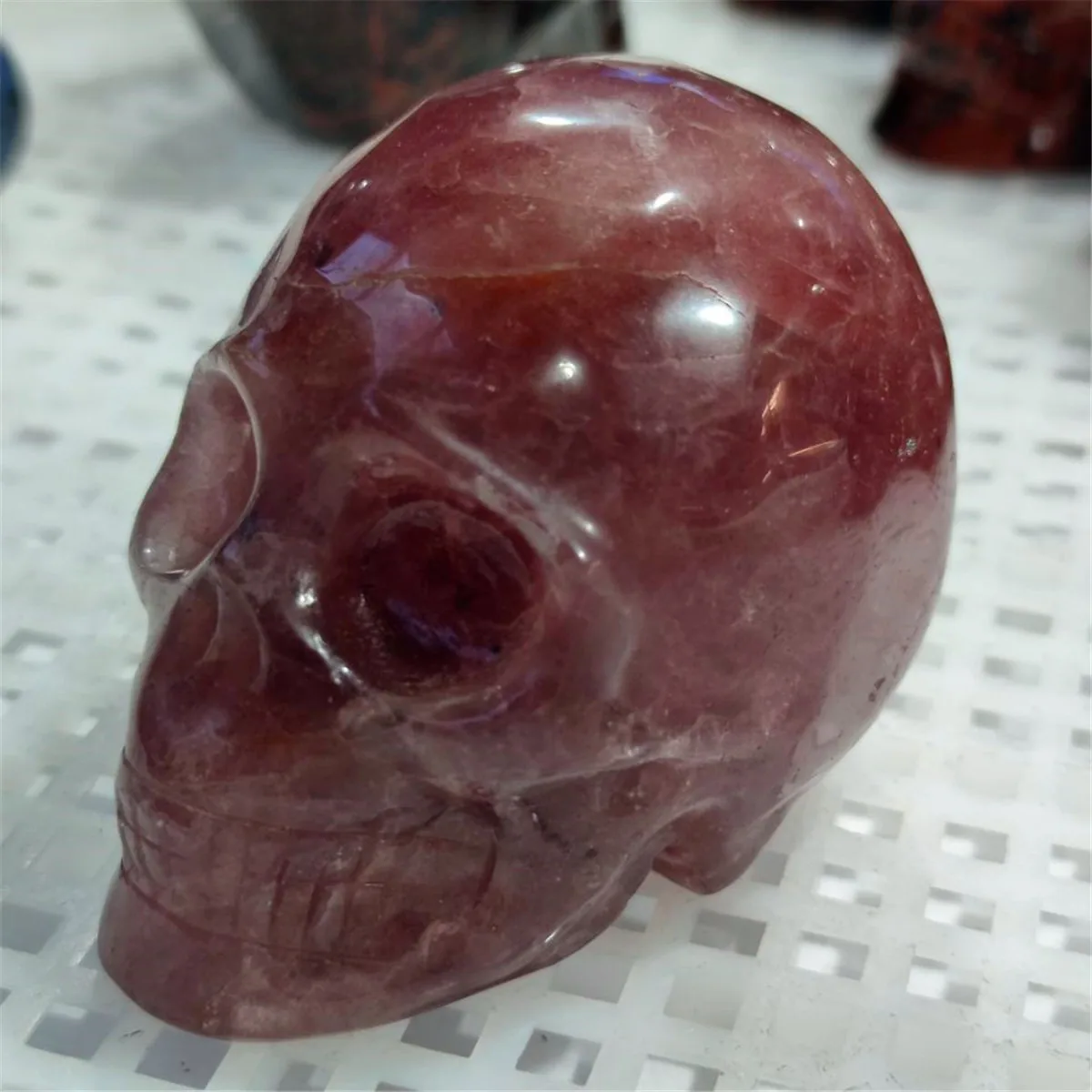 

1pcs 550-650g Natural Strawberry Crystal Skull Home Decoration Energy Stone Art Collection Model Halloween Costume Decoration