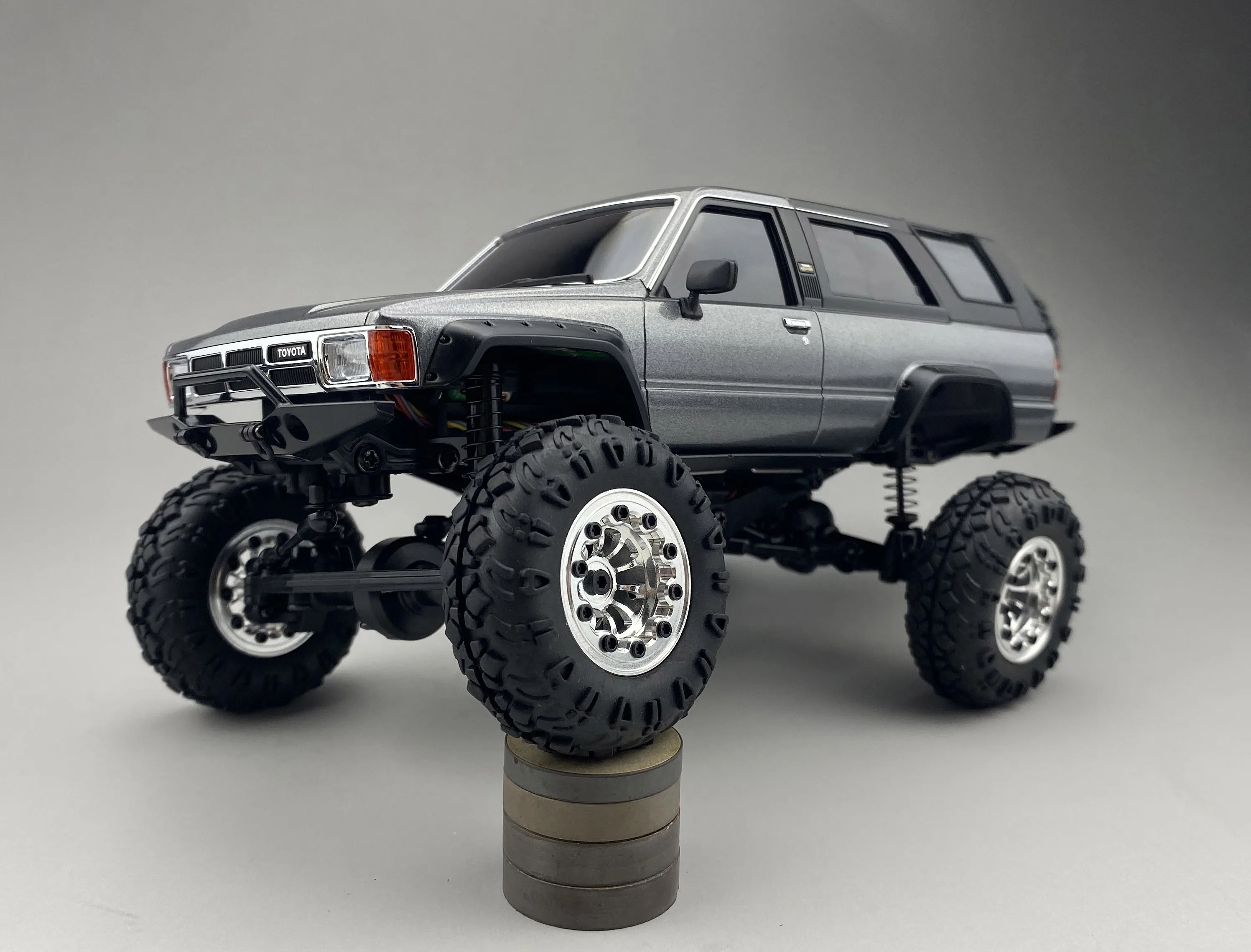 ZERO-Z Kyosho MINI-Z 4X 4 koła aluminiowe z oponami srebrny dla MINIZ 4X4 Jimny/JEEP Wrangler Rubicon/(4 sztuk/5 sztuk) # Z-403S-4