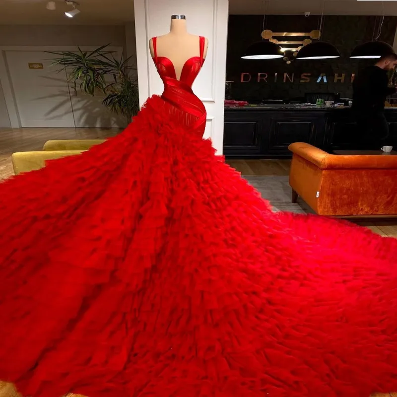 Rot Spaghetti Satin Und Tüll Abendkleider Tiered Puffy Sweep Zug Prom Kleider Zipper Zurück Rüschen Meerjungfrau Party Kleid Robe