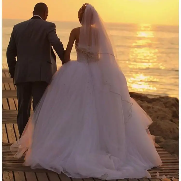 Vestidos de boda cuentas de cristal de lujo encantadores, sin mangas, corazón de tul, traje nupcial de playa hecho a medida de verano