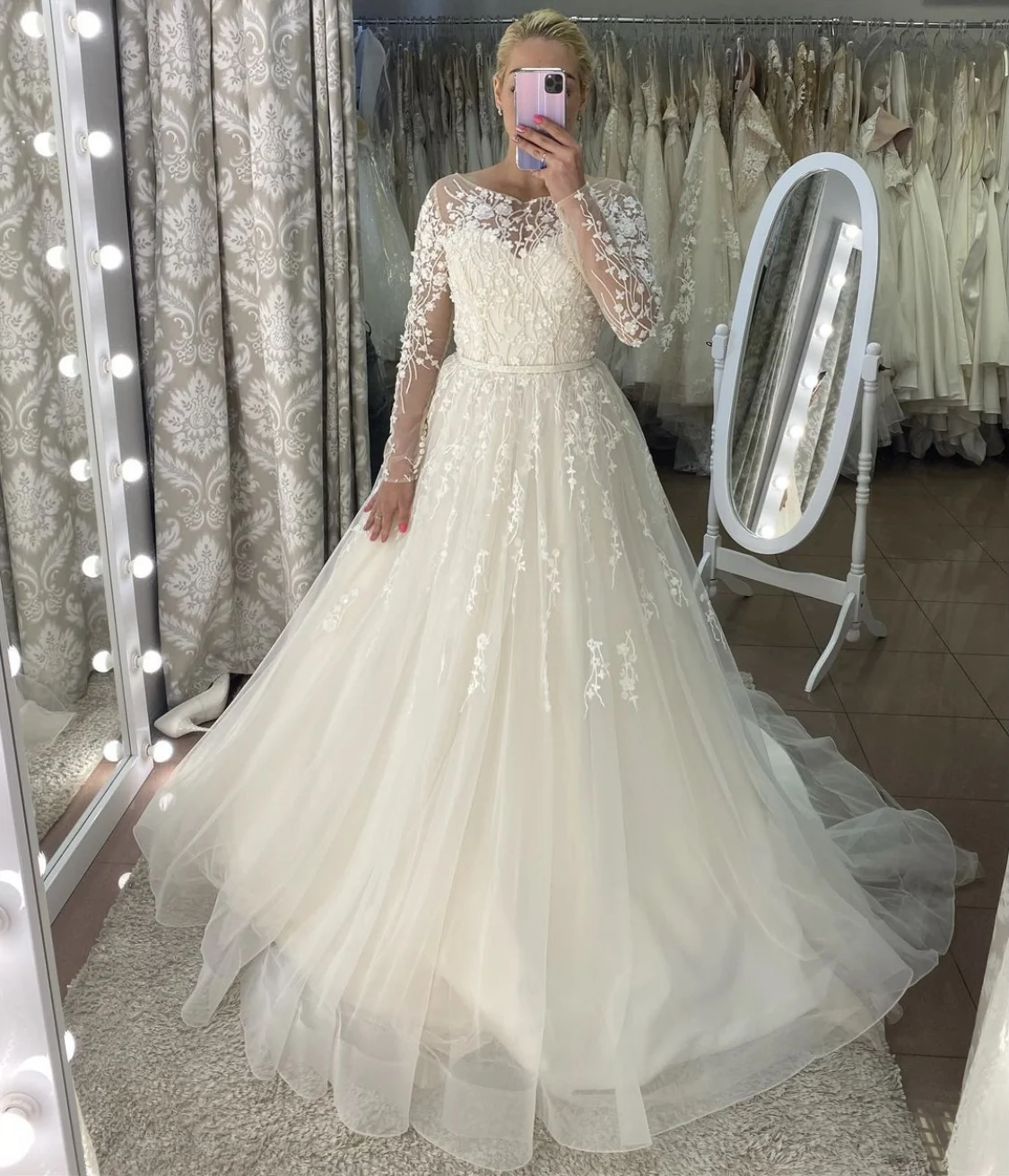 Gaun Pengantin Leher O Ilusi Tulle Lengan Penuh Renda Applique Sash Tombol Lantai Panjang Menyapu Kereta Gaun Pengantin Cantik Baru