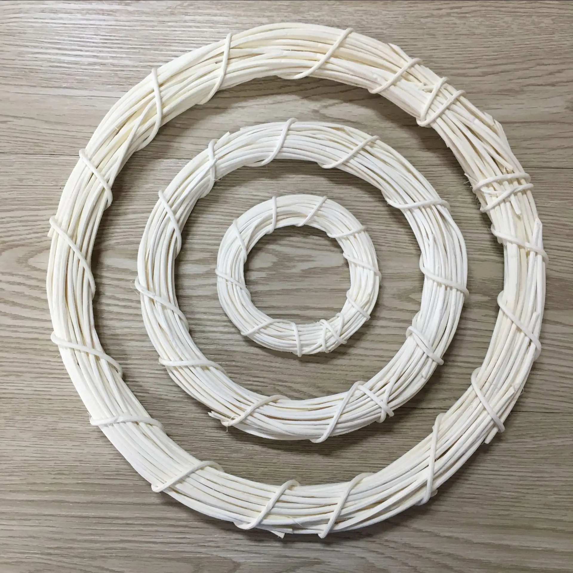 Beige-white Rattan Ring for Christmas Home Festival Door Hanging Garland Decorations Rattan Circle Diy Artificial Flower Wreath