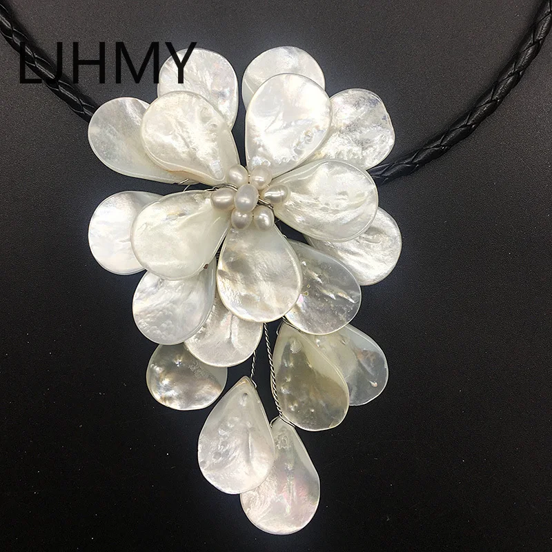 LJHMY Elegant Excellent Mother of Pearl Flower Necklace Crystal Beads White Sea Shell Boho Necklace for Women Bib Stylish Gift