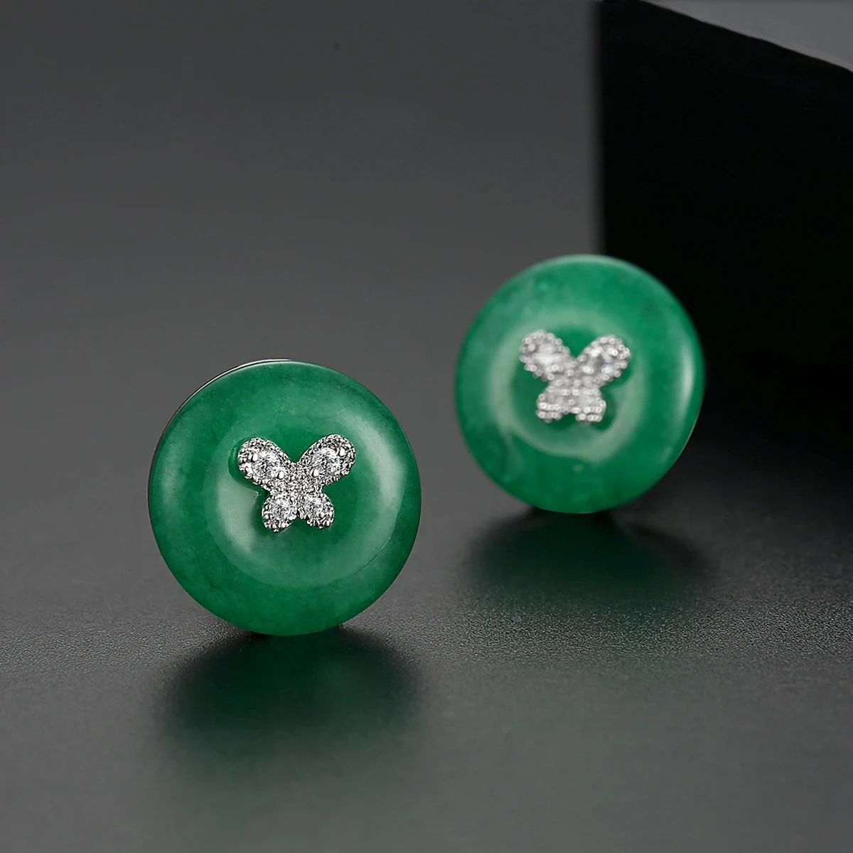 LUOTEEMI New Elegant Design Attractive Green Stones Round Stud Earring for Women Wedding Party Versatile Korean Jewelry for Girl