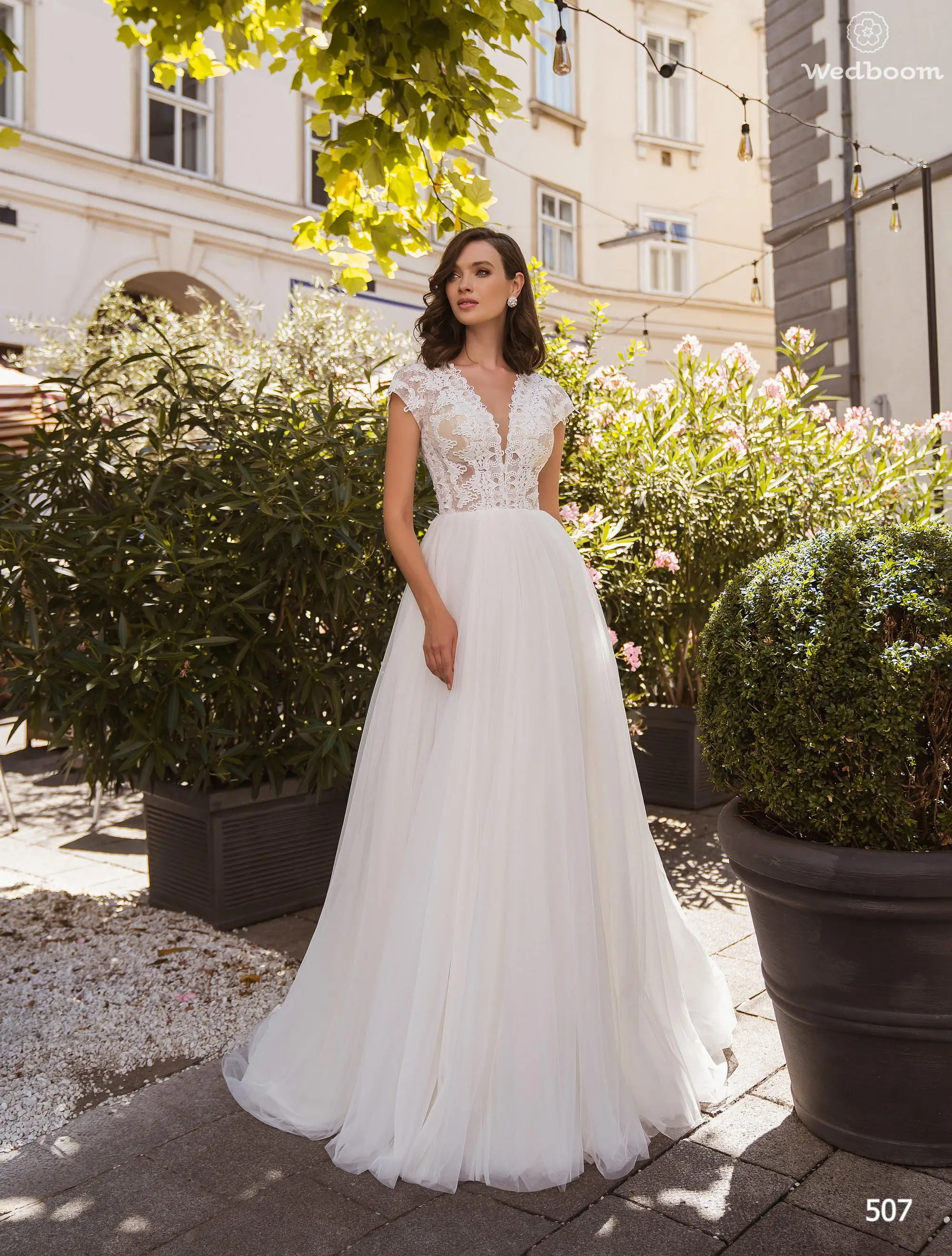 Vestidos de novia con cuello en V, manga tapada, apliques de encaje, vestidos de novia con botón en la espalda, cola de barrido, vestido de novia 2020