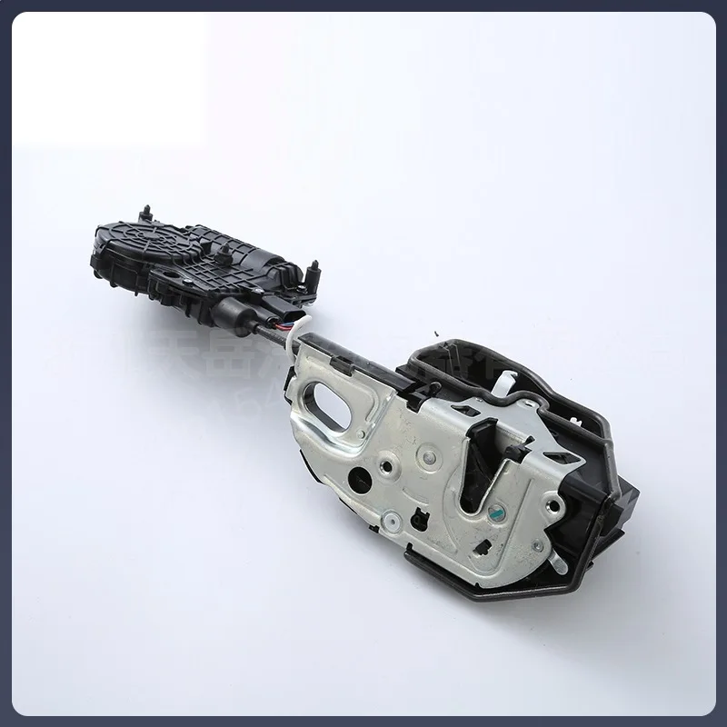 It is suitable for 51227315024 side door lock right rear door lock block central control door lock assembly locking mechanism