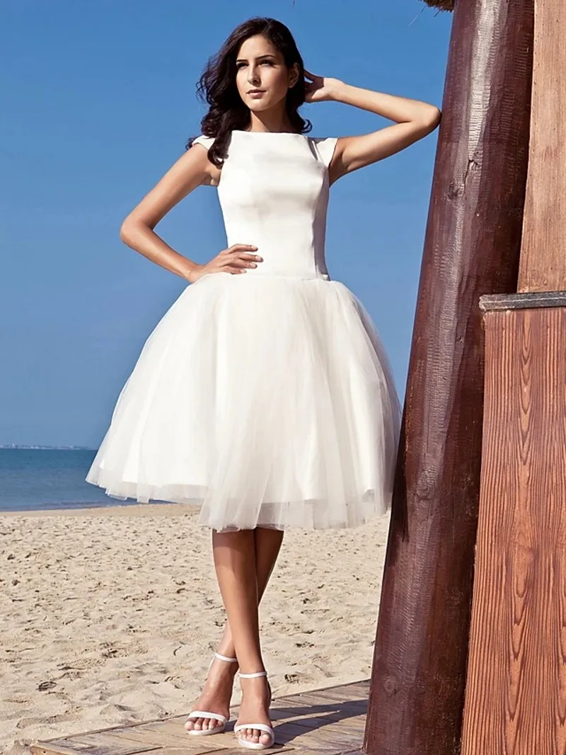 A-ligne Robes De Mariée 2021 Bateau Neck Longueur Genou Satin Tulle Manches courtes Simple Décontracté Robe De Mariée Grande Taille Mignon Plage