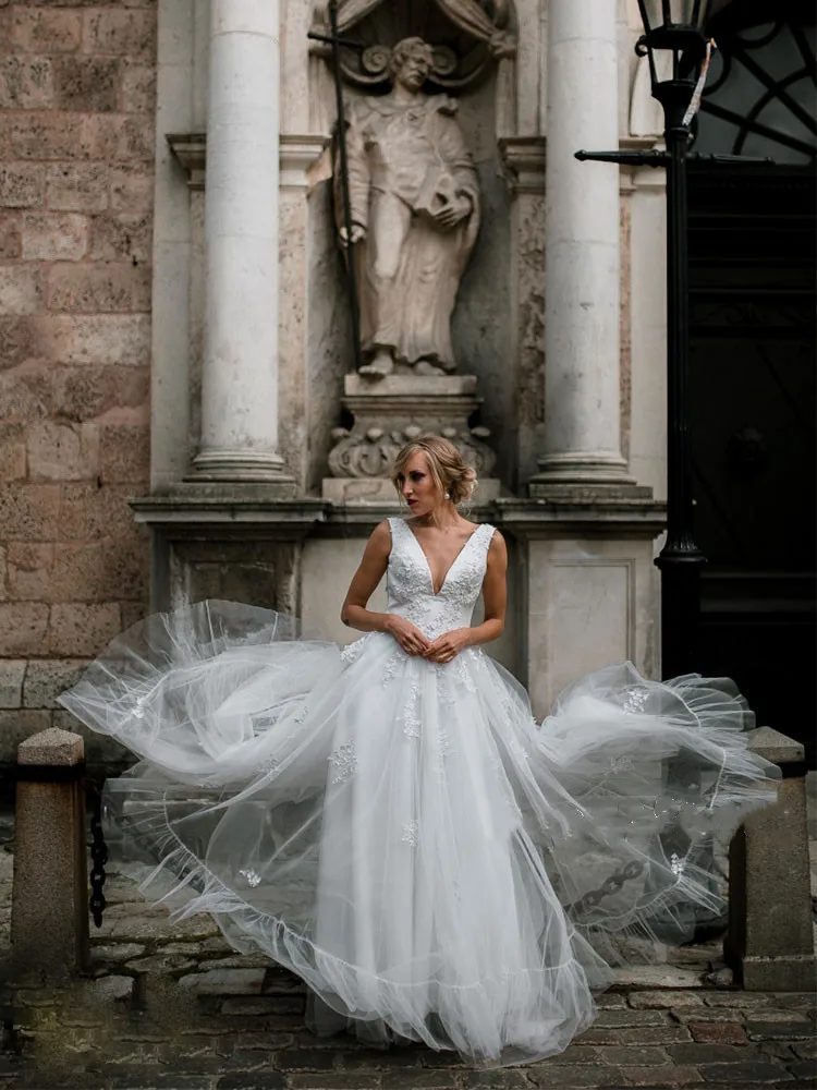 Eleganckie seksowne suknie ślubne z dekoltem w szpic 2024 koronkowe aplikacje bez rękawów bez pleców suknia panny młodej z Mariée na zamówienie