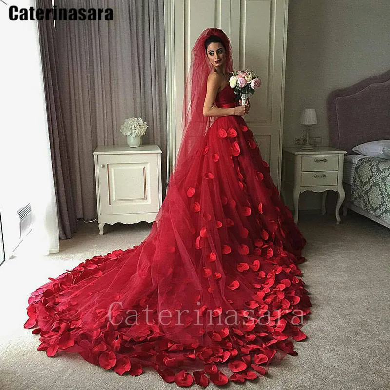 Luxo vermelho tule flor pétalas vestido de casamento com zíper 2 metros trem vestido de noiva com véu