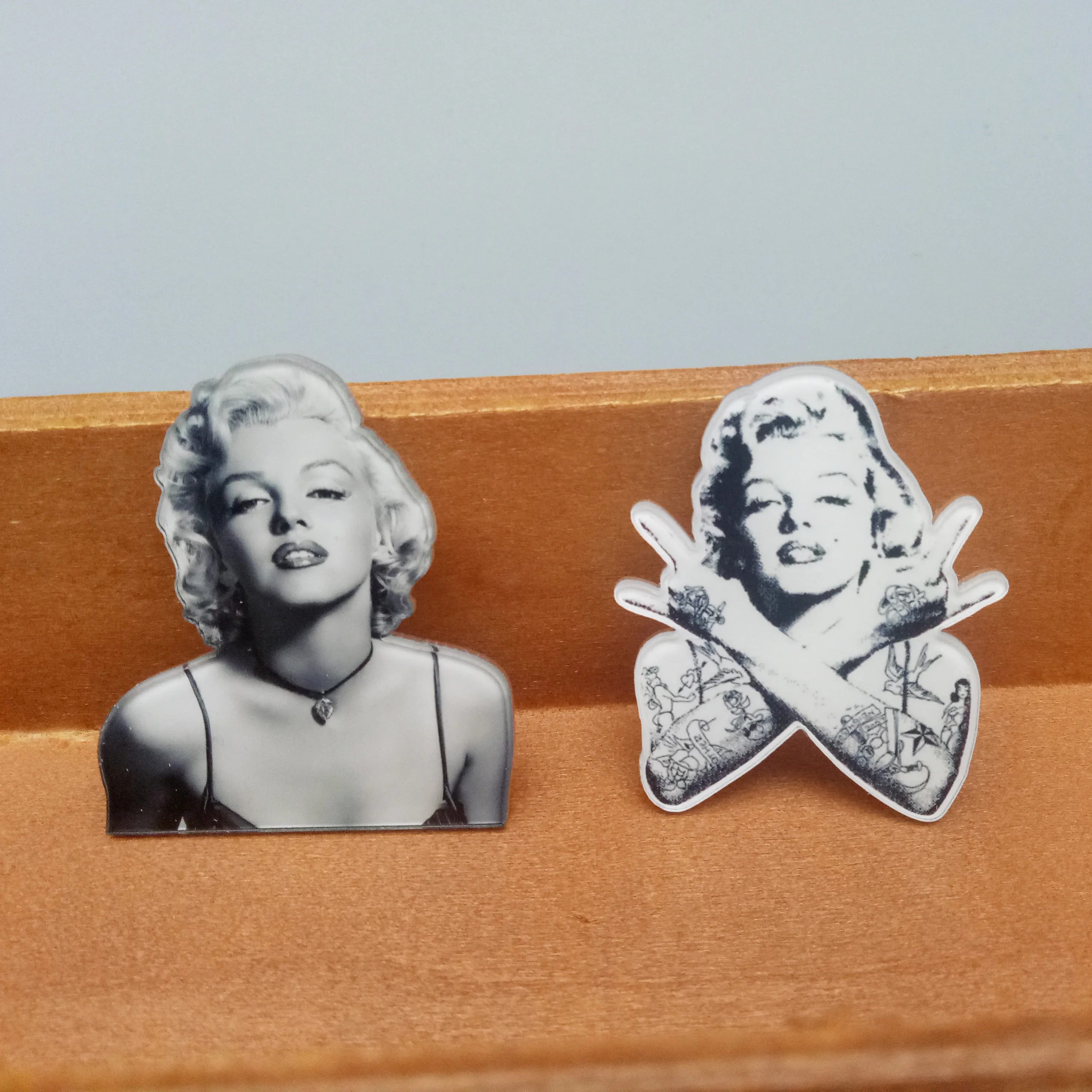 Women Brooch Badges pins on Backpack Icons Marilyn Monroe Cute Acrylic Brooches for Woman Sexy Lady Brooch Pins Decoration