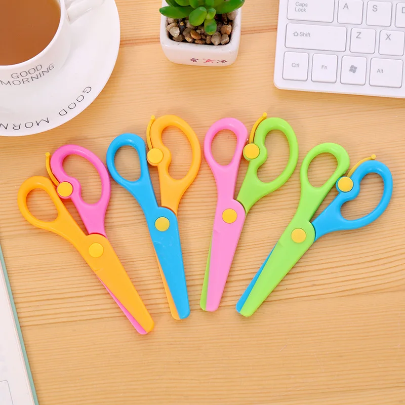 New 1Pcs 137mm Mini Safety Round Head Plastic Scissors Student Kids Paper Cutting Minions Supplies for Kindergarten School