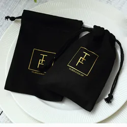 100 bolsas de regalo de franela negra Logotipo personalizado Embalaje de joyería Bolsas de cordón elegante para la decoración de la boda del partido Bolsa de joyería para los anillos collar pulsera colgante pendiente