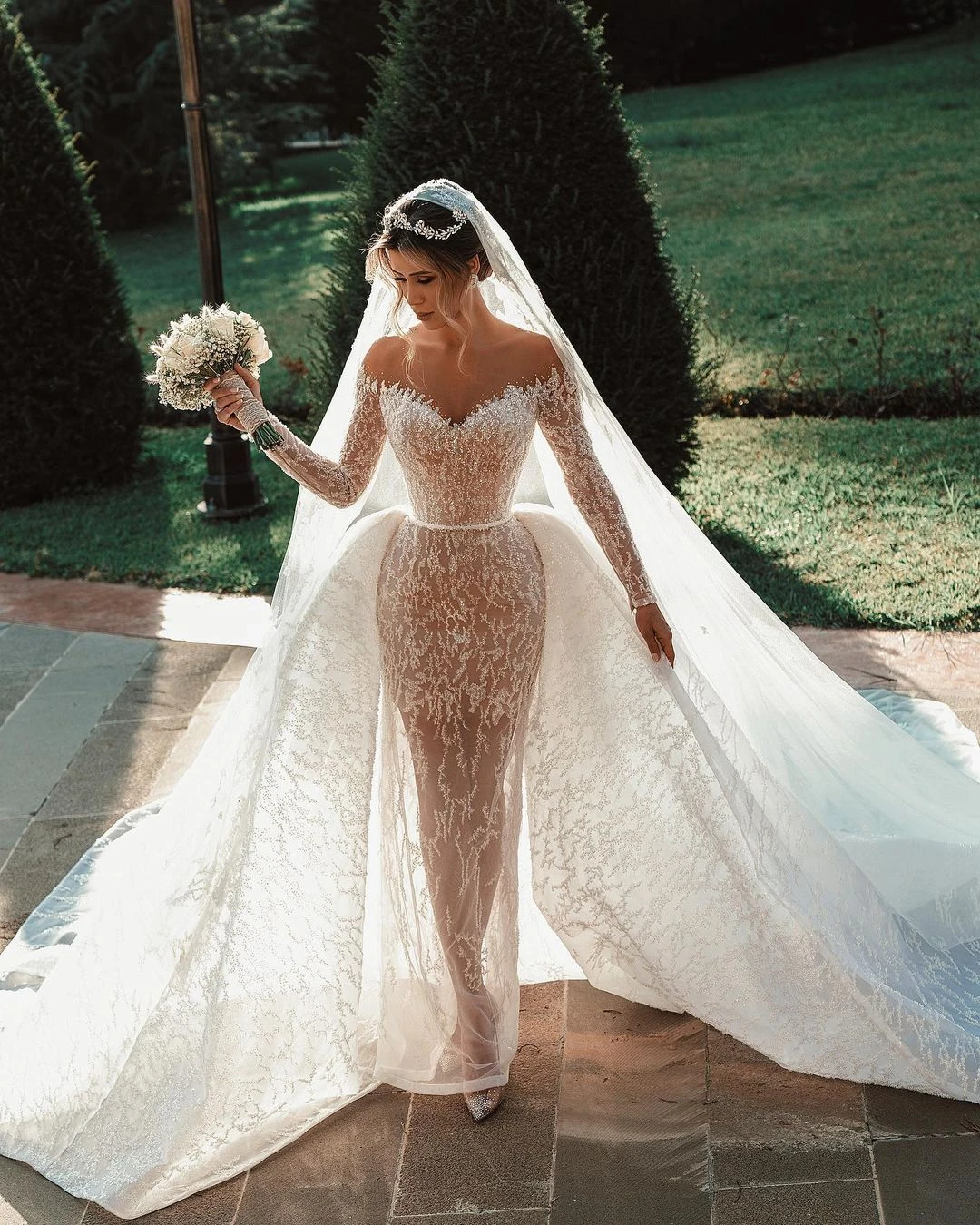 Vestidos de novia blancos puros en Dubai con sobrefalda sirena mangas largas vestido de novia con cuentas transparentes personalizado 2025