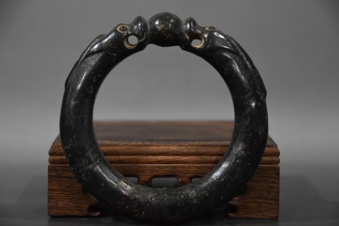 Hongshan culture meteorite iron Xizang received treasure grade literary play shuanglong bracelet