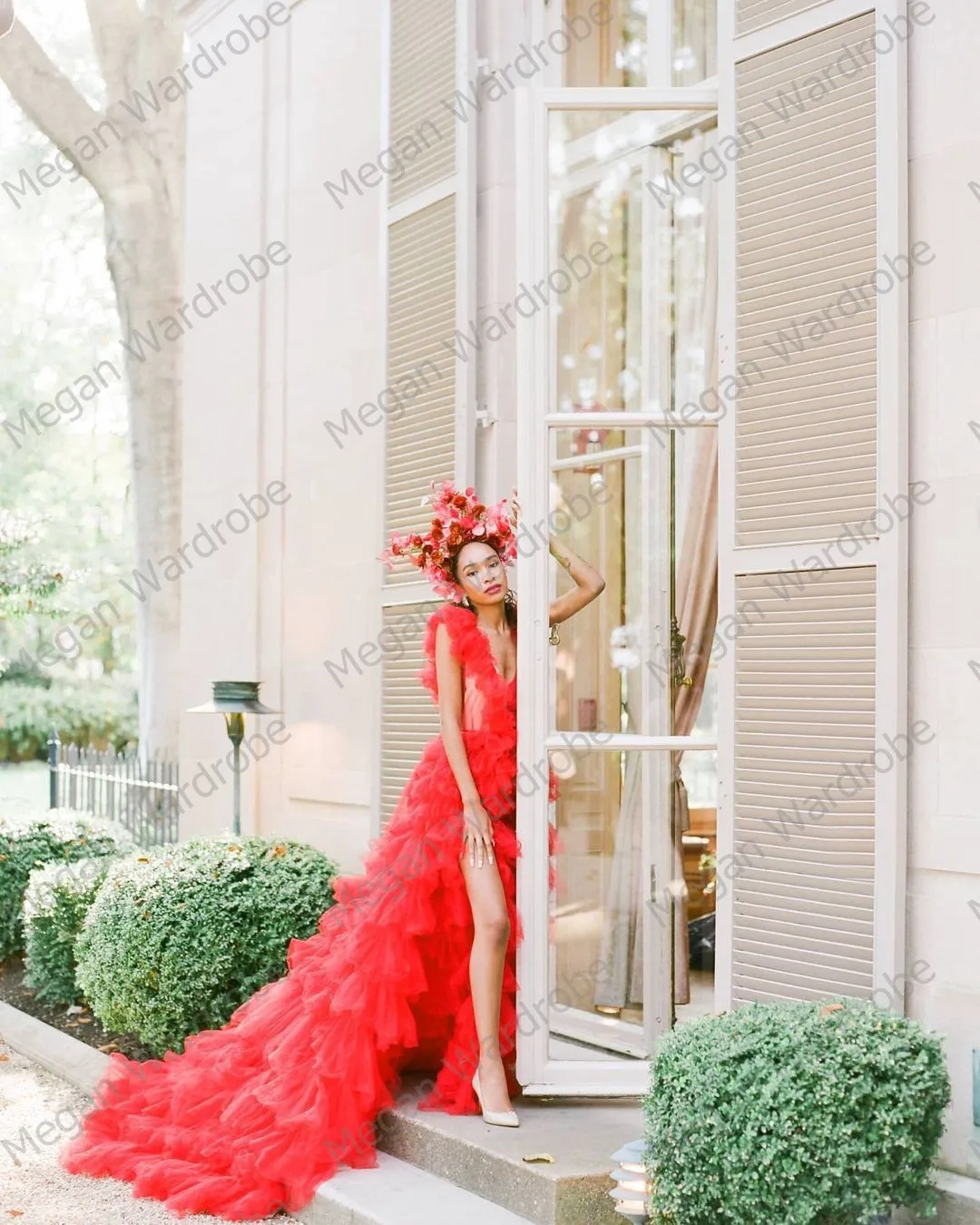 Charming Red Tiered Kräuselte Gefaltete Tüll Hochzeit Kleid Mit Langen Zug Sexy Tiefem V-ausschnitt Sheer Tüll Abendkleider vestidos