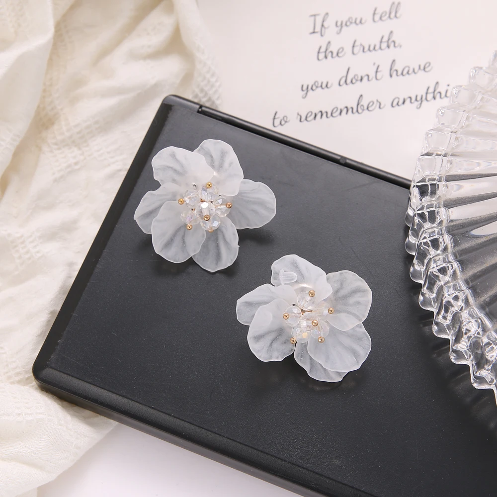 2021 Fashion Trend White Acrylic Flower Drop Earrings Female Acrylic Alloy Tassel Chain Pendant Earrings Korean Wedding Earrings image 3