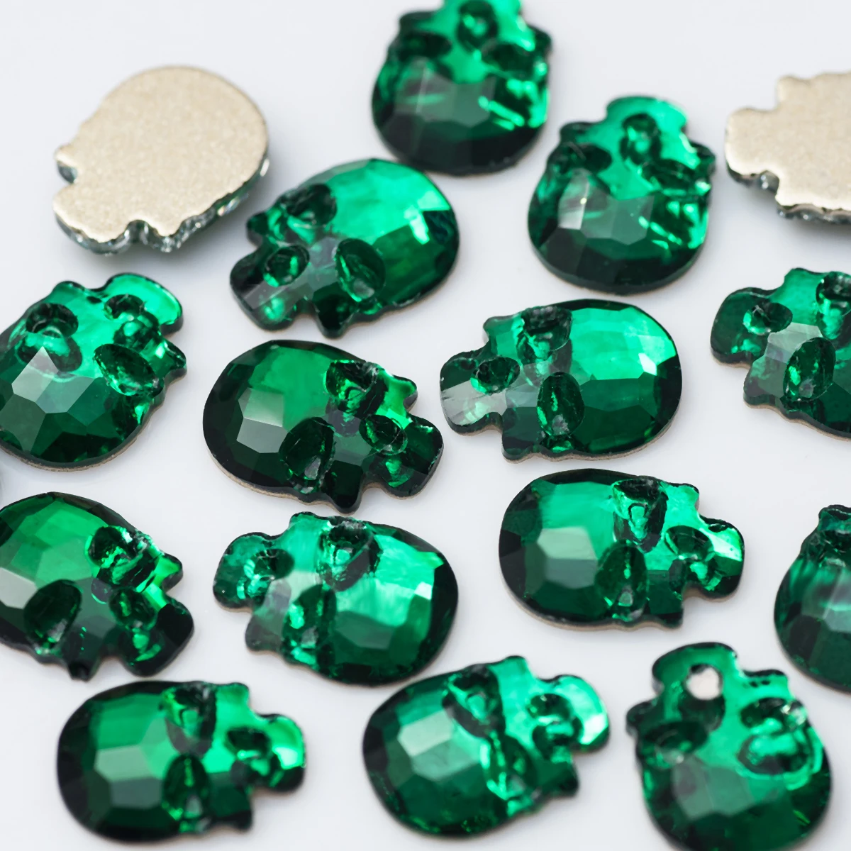 100 Stück Flache Totenkopf-Strasssteine 6x8mm 8x10mm in verschiedenen Farben, Kristallglassteine für DIY-Kleidungsdekoration und Nagelkunst-Zubehör – Detail 8