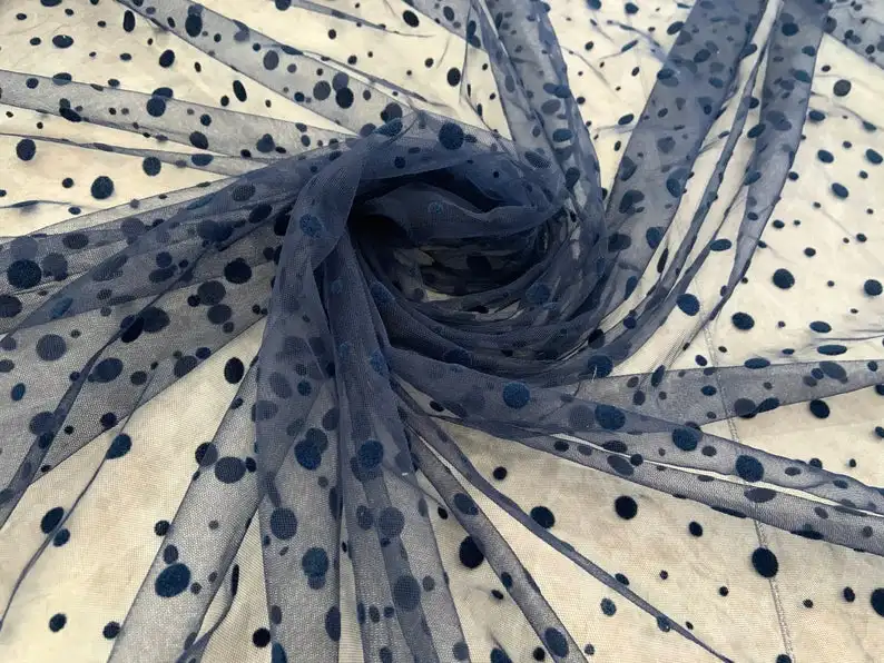 

3 ярда темно-синей тюлевой ткани в горошек