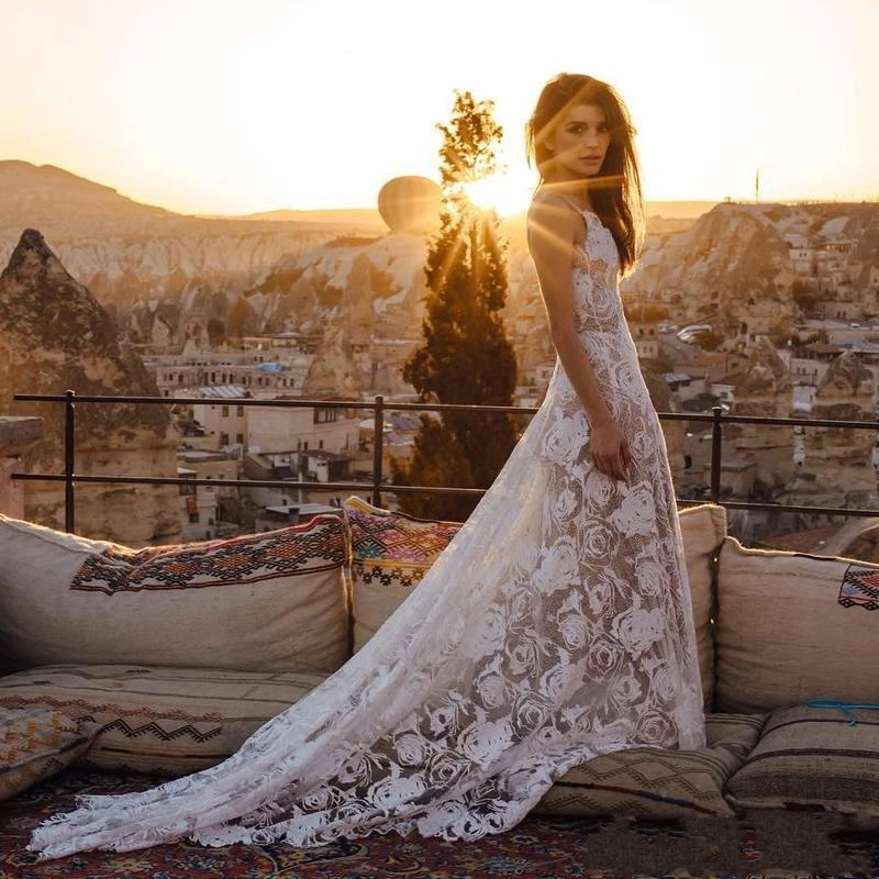 Sexy boho vestidos de casamento praia renda elegante longo trem lado split sem costas cintas de espaguete vestidos de noiva personalizado