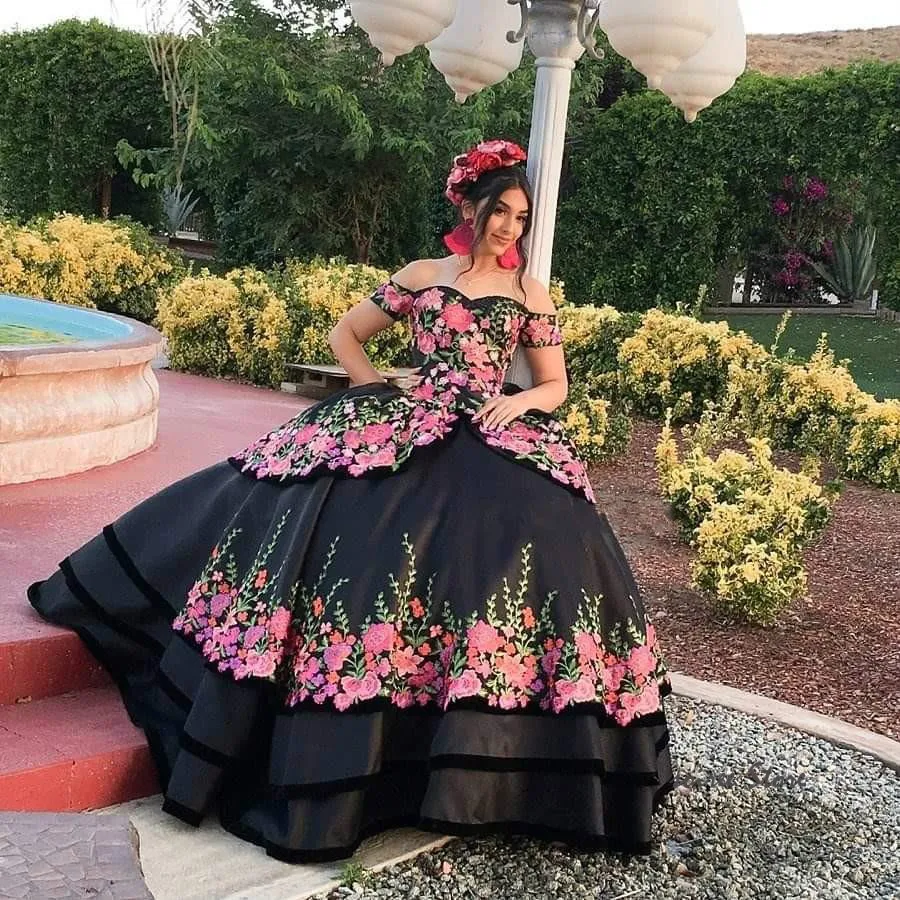 สีดํา Quinceanera ชุด Charro เม็กซิกันแขนสั้น Masquerade Vestidos De Quinceañera Debutante Vestido De Noiva ที่กําหนดเอง