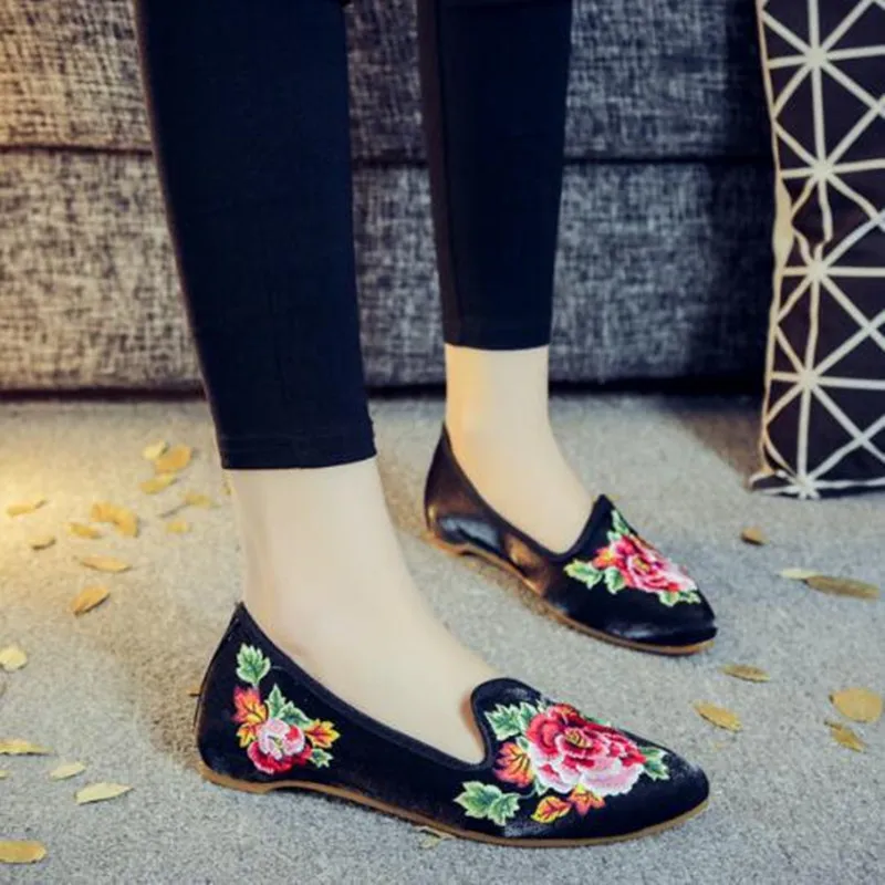 Autumn Women Pointed Toe Loafers Floral Embroider Ladies Flats Slip-On Ethnic Walking Shoes Canvas Woman Moccasins Dress Shoe