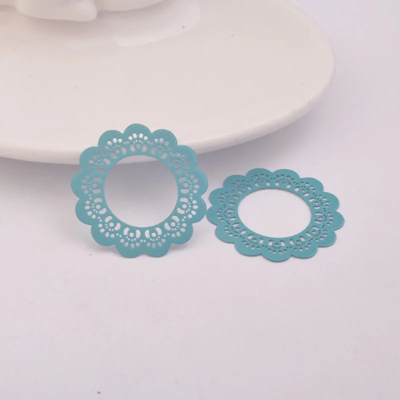 50 Stück AB1434 30mm Runde Blumenanhänger aus Messing, Filigran-Blumenanhänger, DIY-Schmuckzubehör für die Herstellung von Ohrringen – Detail 5