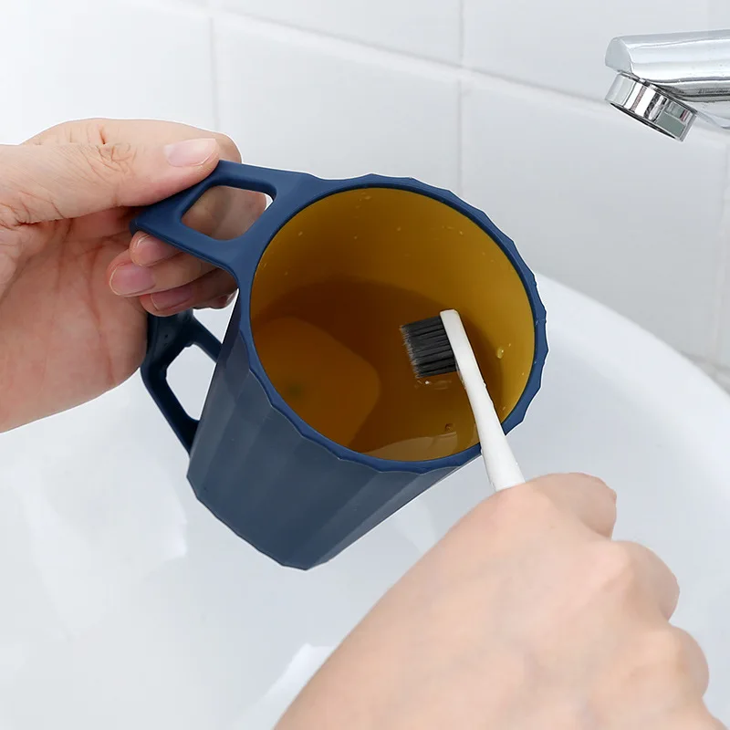 Creative Portable Mouthwash Mug With Handle Toothbrush Holder Plastic Drinking Mug Bathroom Sets Travel Lovers Couple