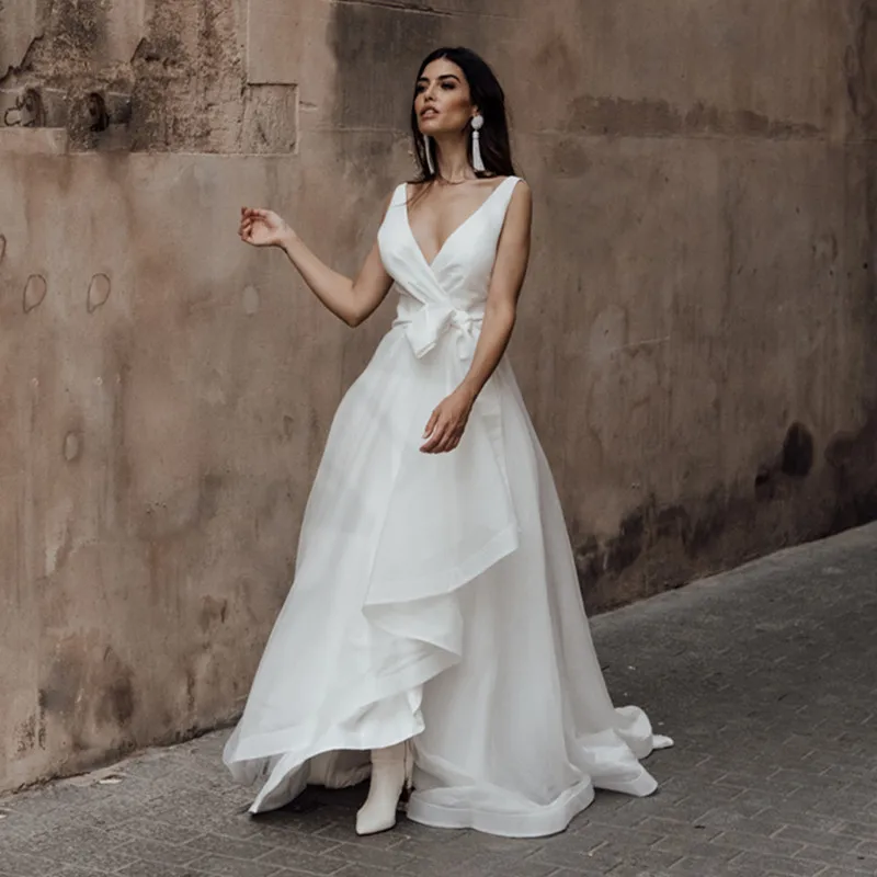 Robe de mariée blanche à col en V simple, conception de nœud en fibre, dos nu pour les mariées sexy, à plusieurs niveaux, organza, 2024