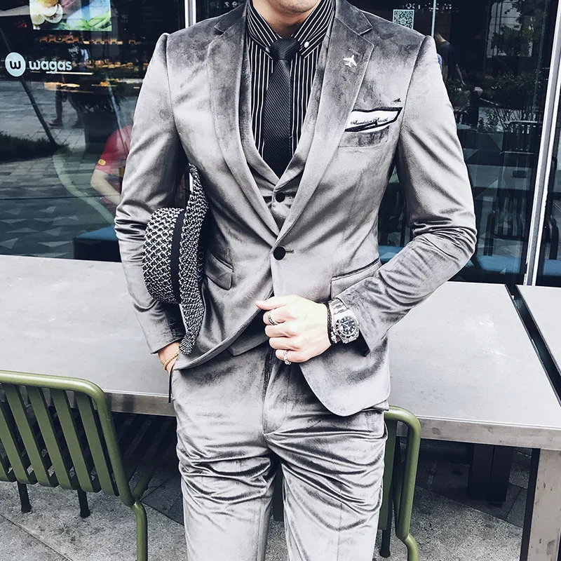 

2024 New Trendy Silver Velvet Men Suits Nothched Lapel Three Pieces Formal Prom Blazers For Male Hot Sale Mens Sim Fit Suits Set