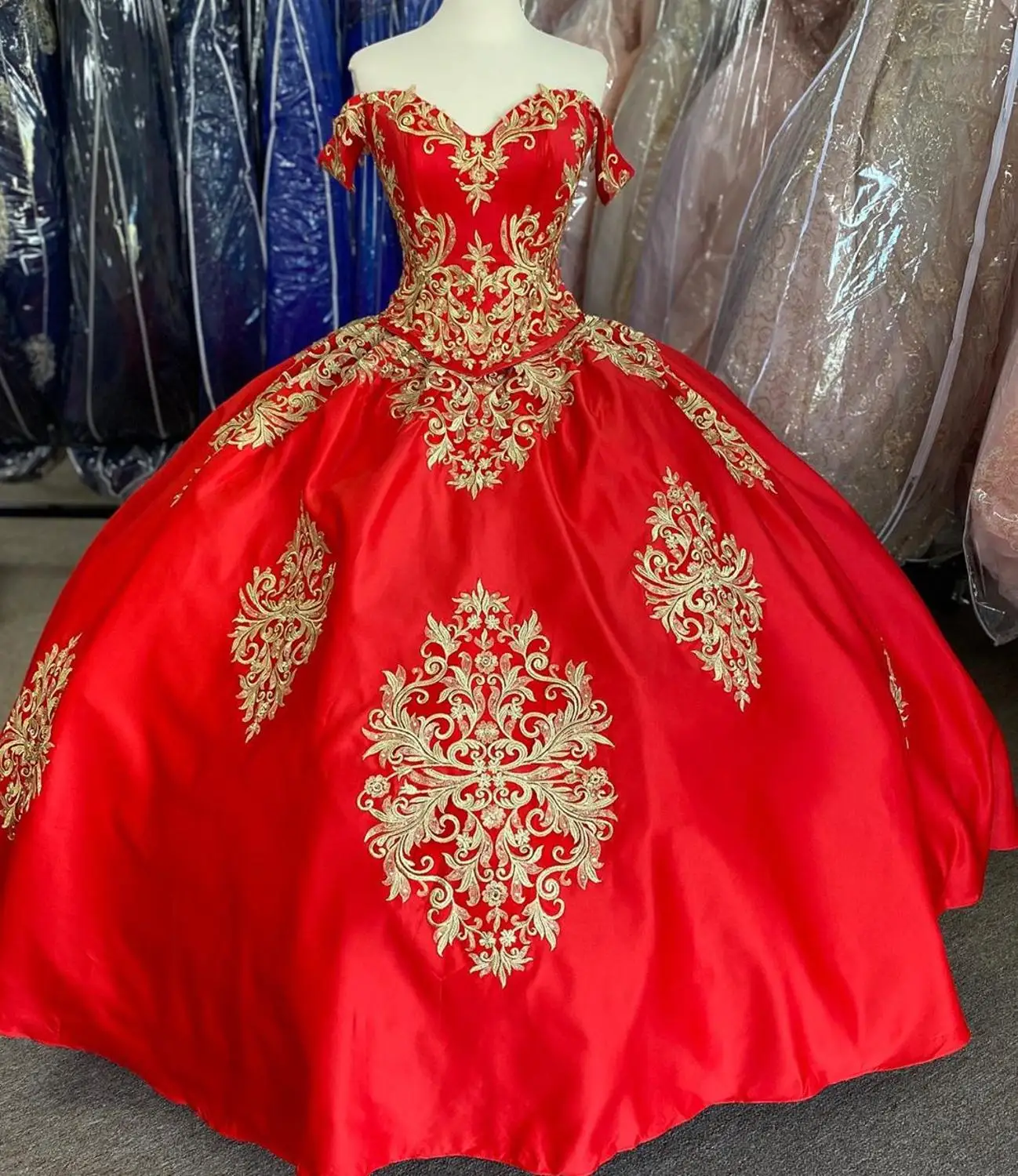 Oro/Rosso del Raso vestidos de 15 años 2020 Puffy di sfera Del Ricamo Quinceanera Abito Al Largo della Spalla Dolce 15 del Vestito Lungo prom Abito Su Misura