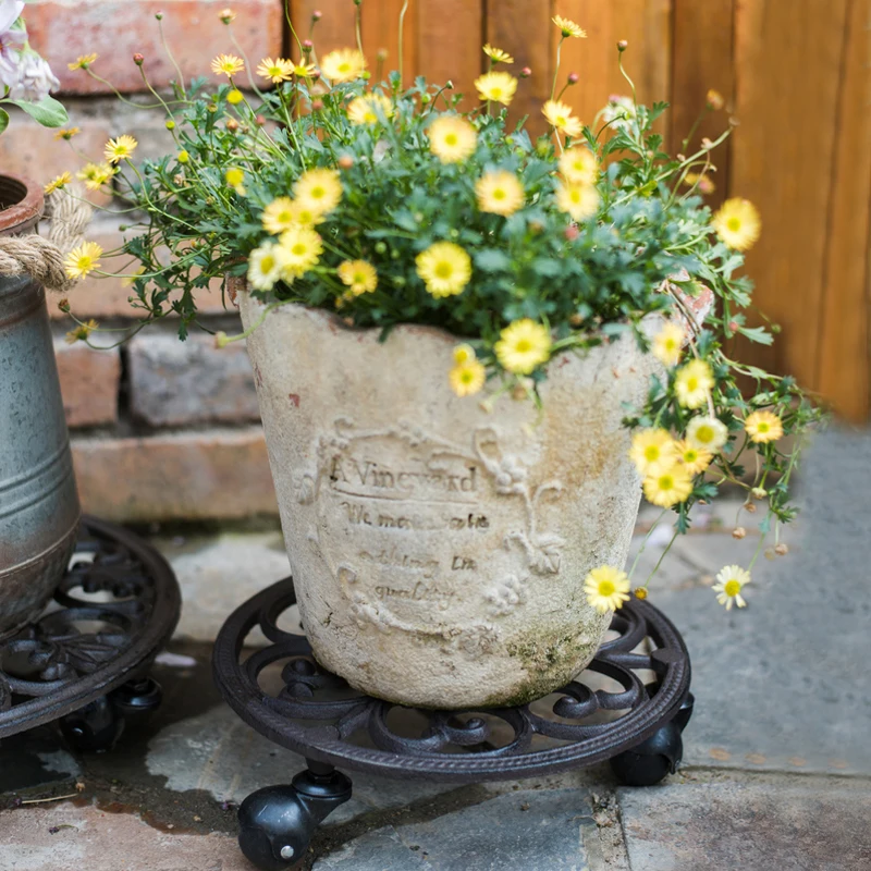 Vintage Round Hollow Small Cast Iron Flower Pot Tray With Plastic Wheels European Home Garden Decor Metal Plant Sauce Holder Owl