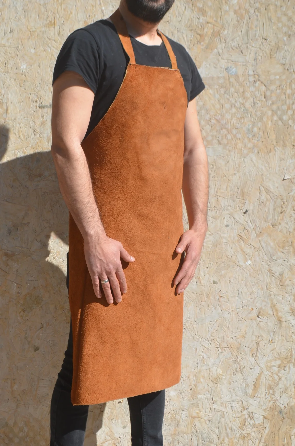 

100% real leather apron. It provides high protection against Fire and Heat. Can be used for cafe, restaurant, Butcher, welder, kitchen.