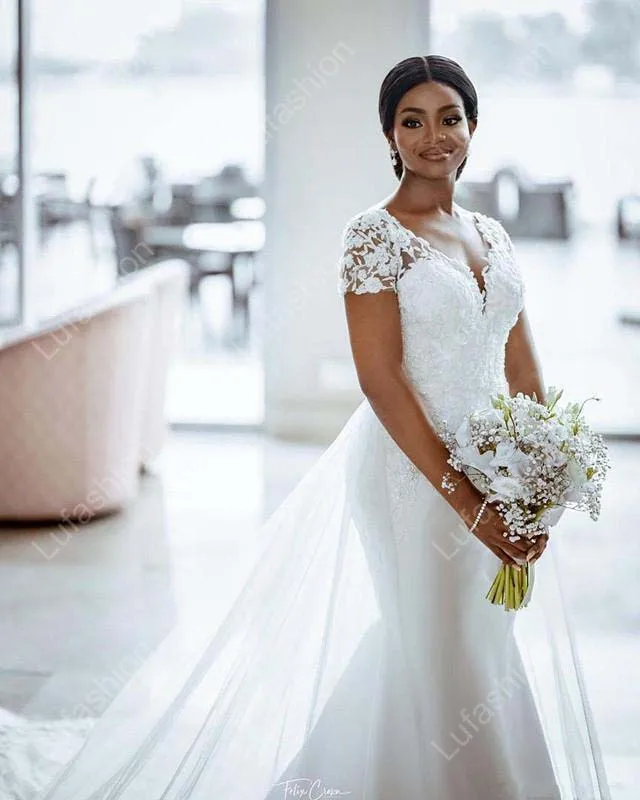 Robe de Mariée Sirène Blanche avec Traîne Amovible en Dentelle, Col en V, Éducative