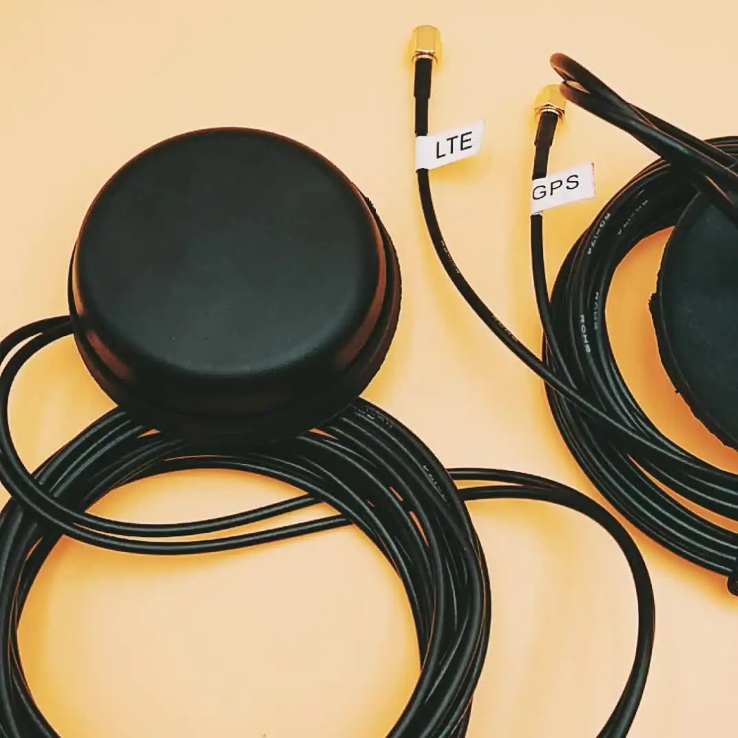 

GPS+4G Puck Combo Antenna With Rubber Pad Base,2*1m Cables To SMA Male Connectors