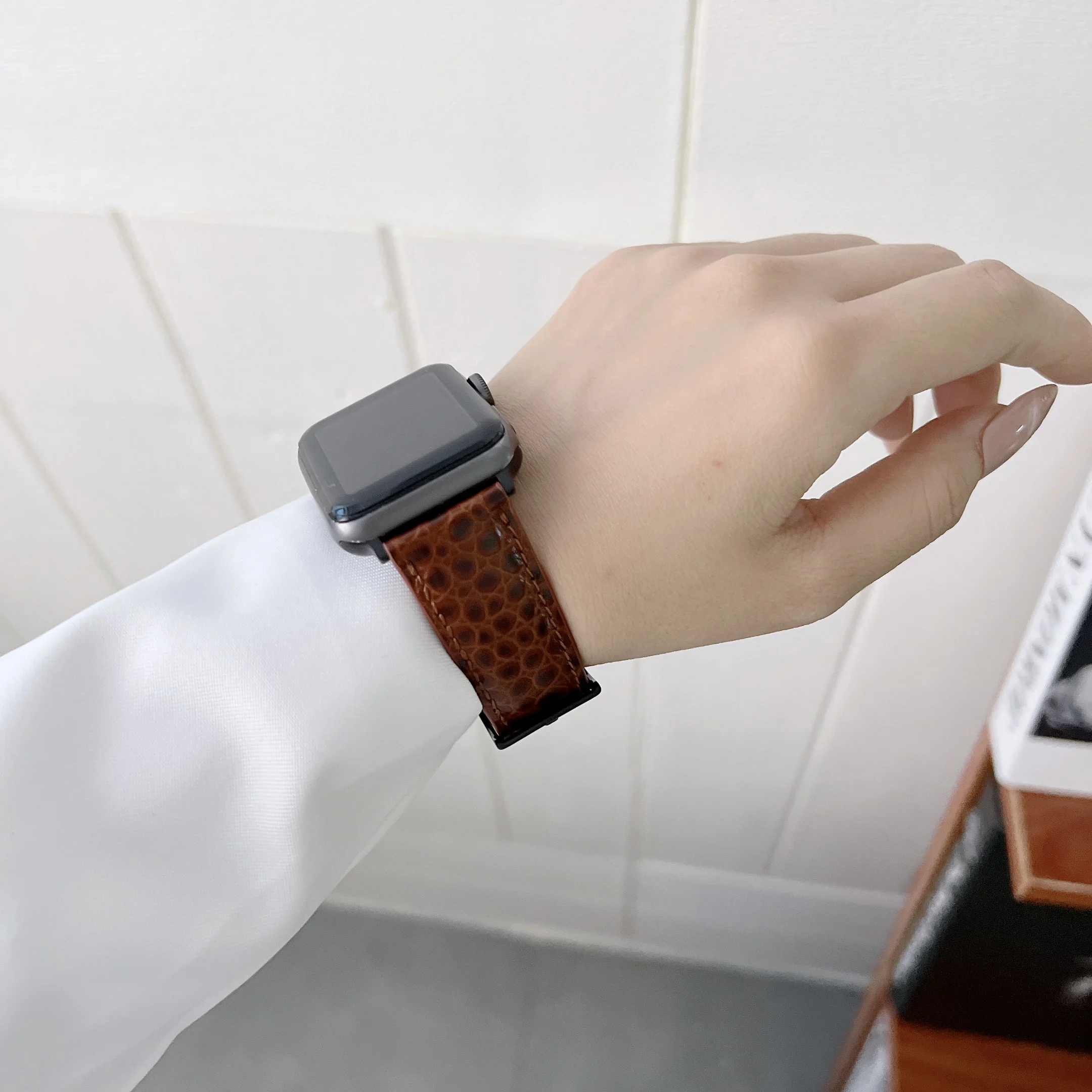 

Leather Strap For Apple watch band 41mm 45mm 44mm 40mm 38mm 42mm Business Belt Bracelet For iwatch series 7 SE 6 5 4 3 Correa