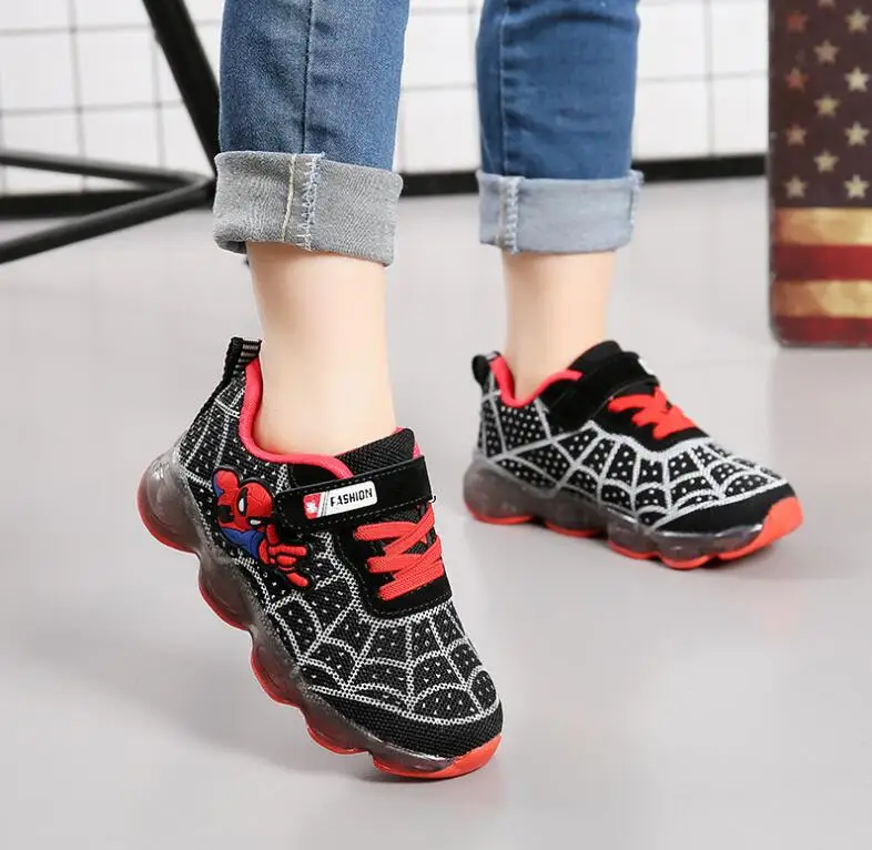 Zapatillas deportivas de Spiderman para niños y niñas, zapatos brillantes con luz LED, talla 21-30