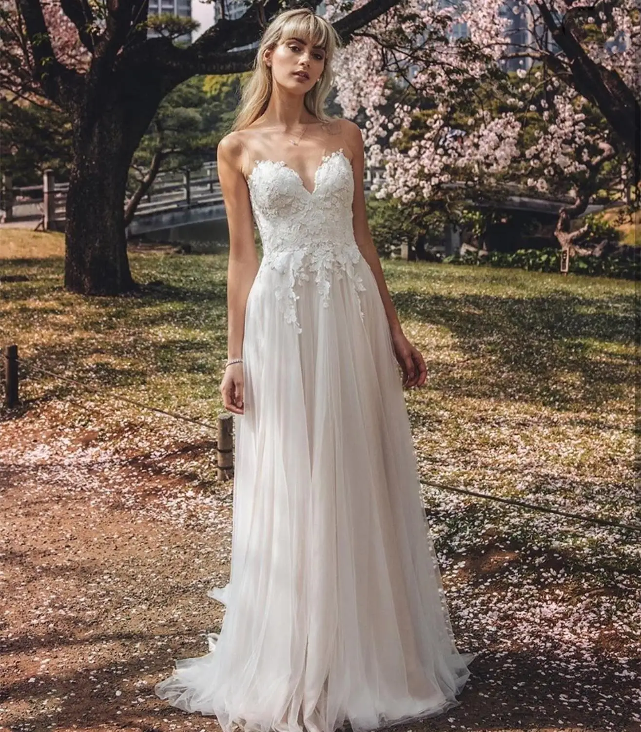 Vestidos de novia de línea a, escote en forma de corazón, Apliques de encaje, ilusión, tul, sin espalda, longitud hasta el suelo, tren de barrido, hecho a medida vestido de novia, nuevo