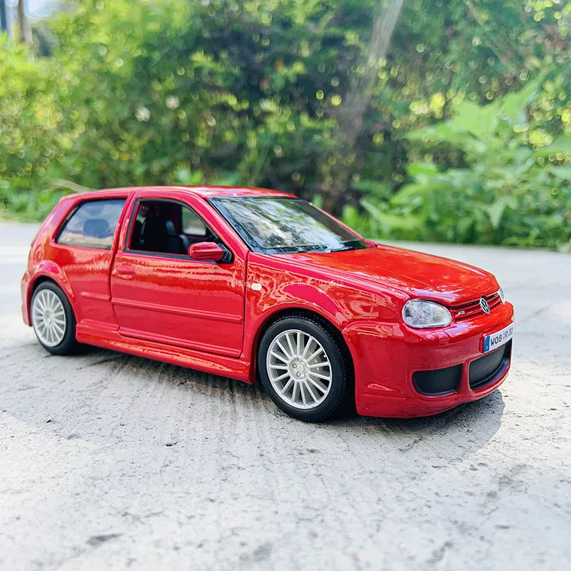 Maisto 1:25 Volkswagen Golf R32 classic cars simulation Die casting alloy car model crafts decoration collection toy tools gift