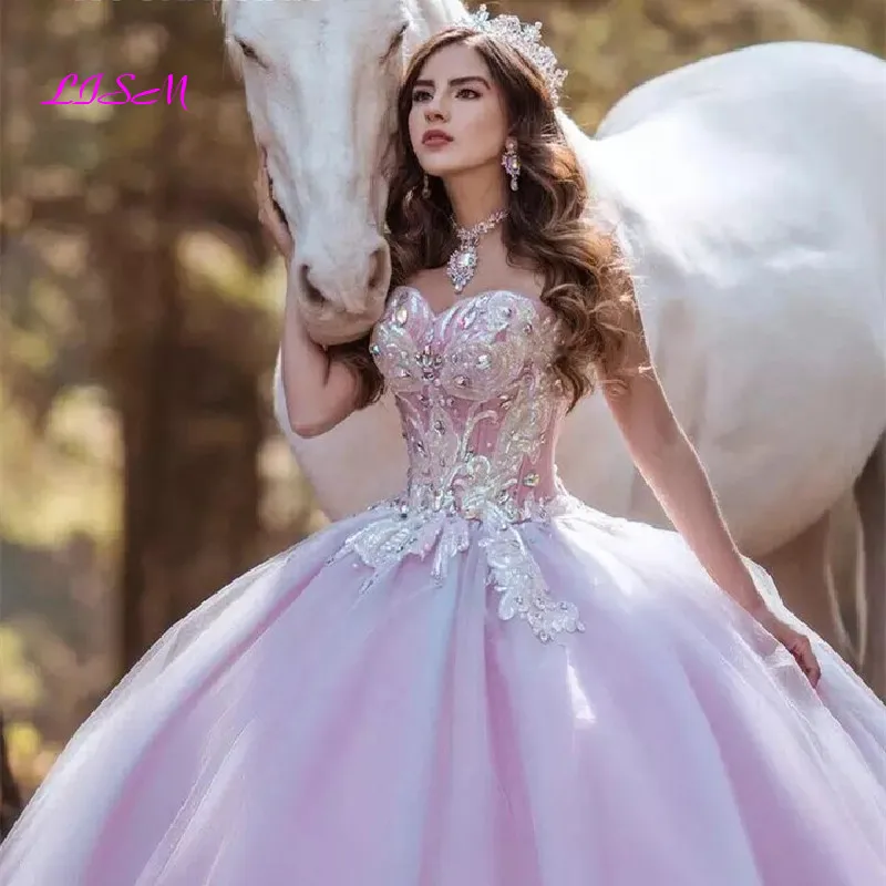 Gaun Princess Sweetheart Quinceanera Gaun Pesta Pageant Ungu Muda Kristal Applique Tanpa Lengan Gaun 15 Bola Manis 2021