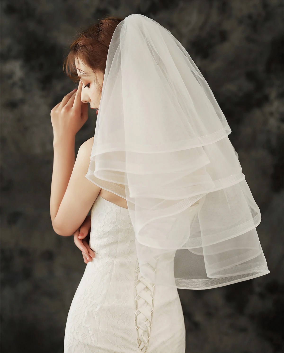 JaneVini 2021 Vintage สีขาว/งาช้างสั้น Wedding Veils Elbow ความยาว Multi Layers Tulle งานแต่งงานเจ้าสาวโลหะหวี