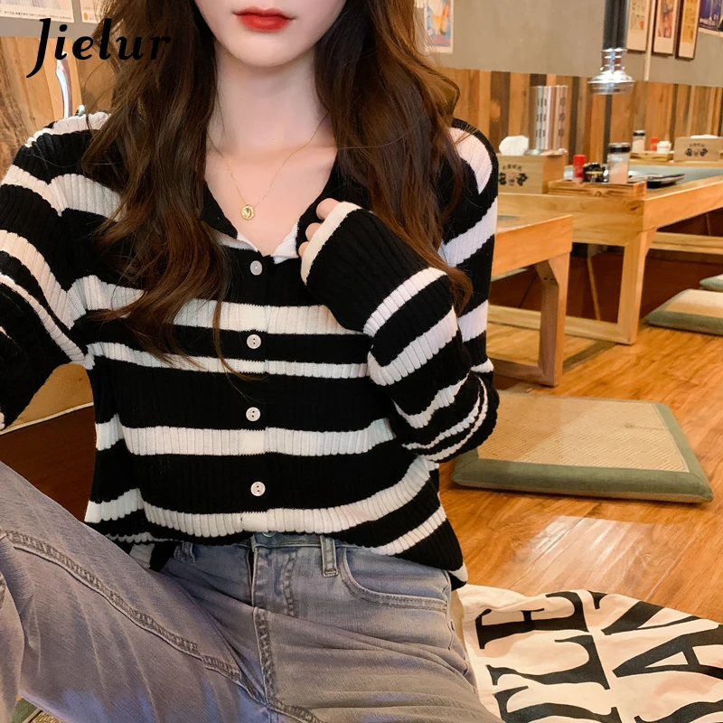 Jielur outono camisola feminina curta coreano feitiço cor damasco preto listrado feminino cardigan chique fino manga longa malhas