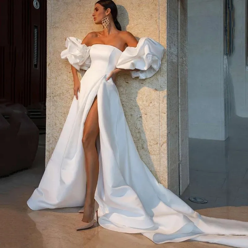 

2022 Latest Unique White Wedding Dresses Side Slit Satin Gowns with Puffy Detachable Sleeves Bridal Strapless