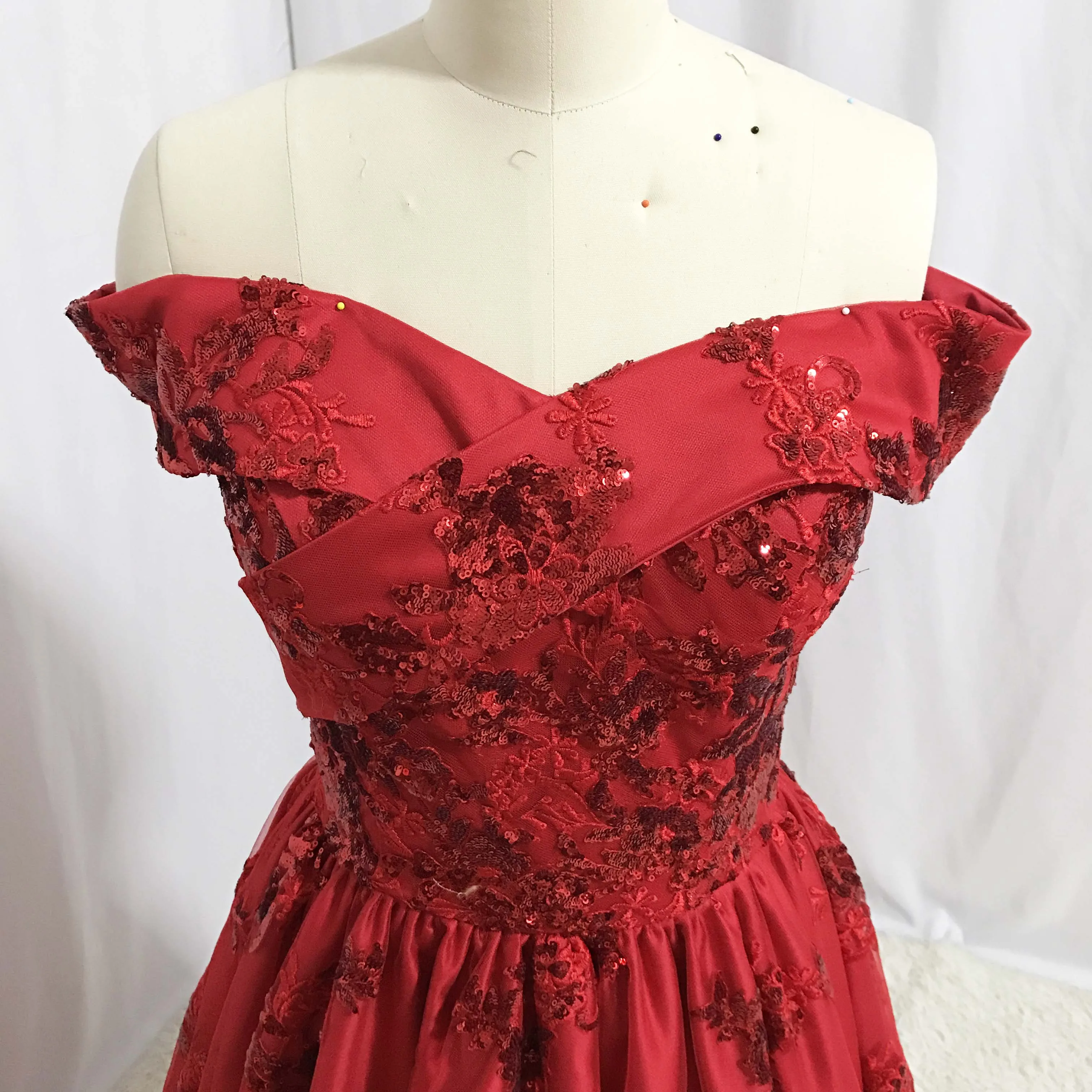 Vestido de noite árabe design sem ombros coração manga curta coxa renda a linha vermelha